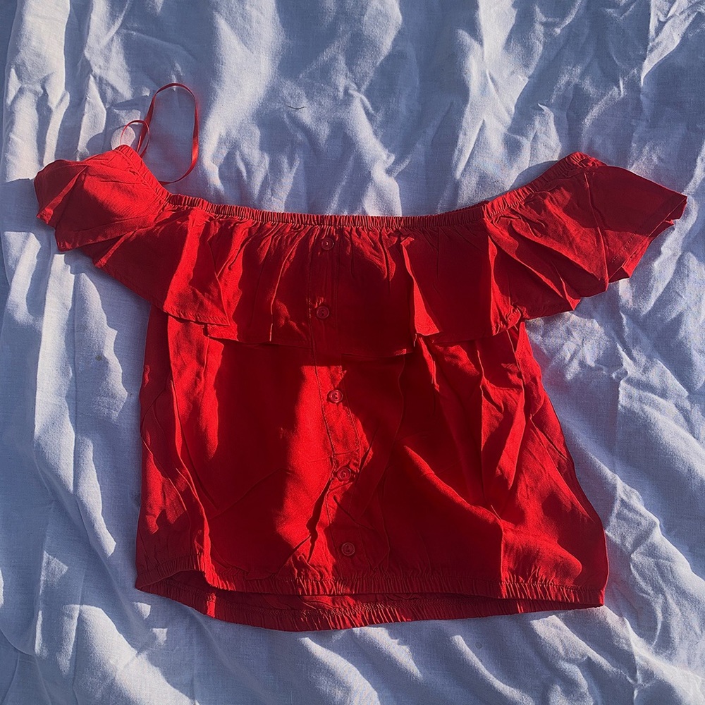 Red “buttoned” ruffled cropped shirt